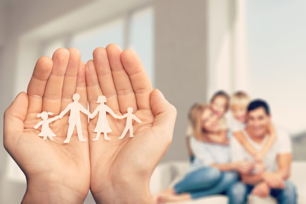 Concepto De Amor Y Relaciones Primer Plano De Las Manos Ahuecadas Del Hombre Que Muestran La Familia De Papel 1024x682