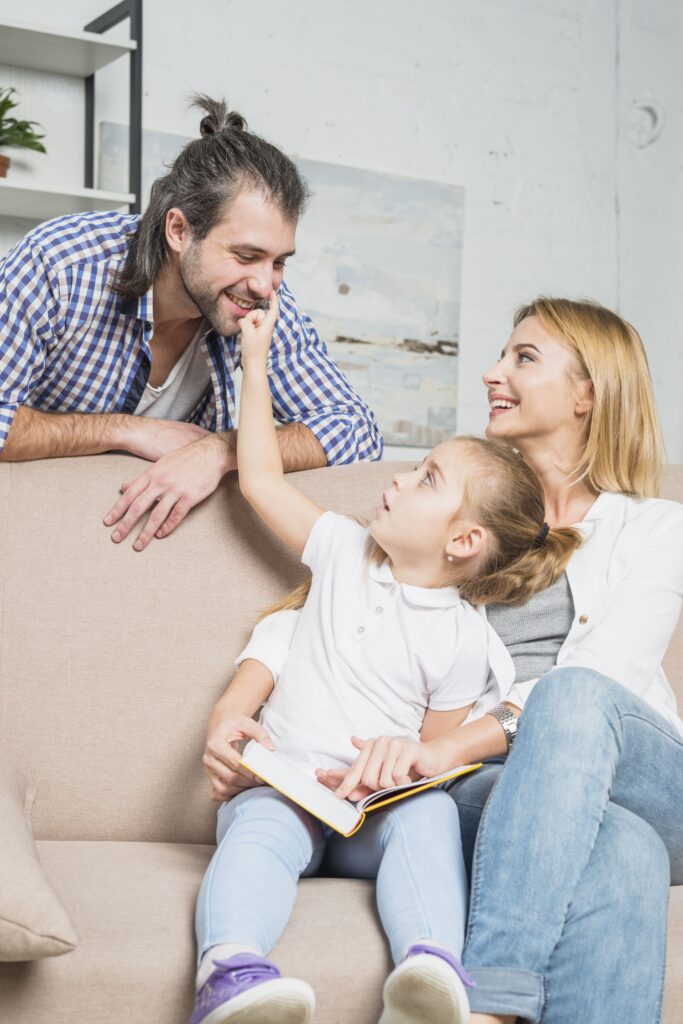 Familia Jugando En El Sofa 1 683x1024